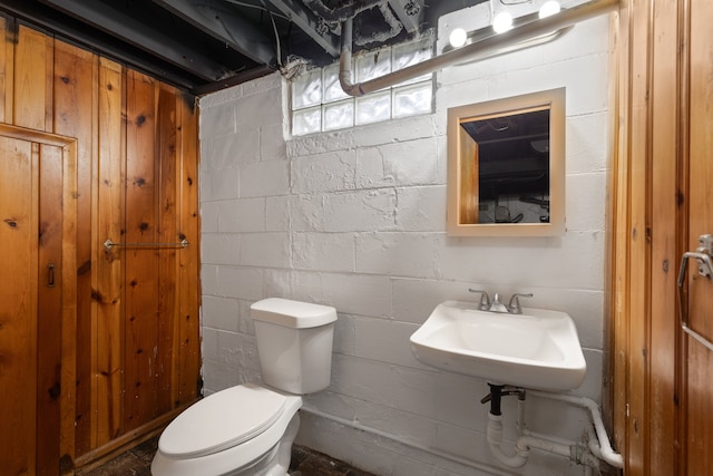 bathroom with sink and toilet