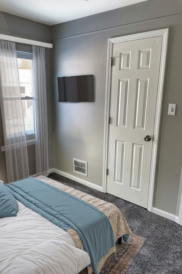 bedroom with carpet flooring