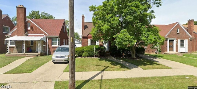 view of front of property with driveway and a front lawn