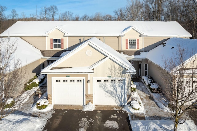 view of front property featuring a garage