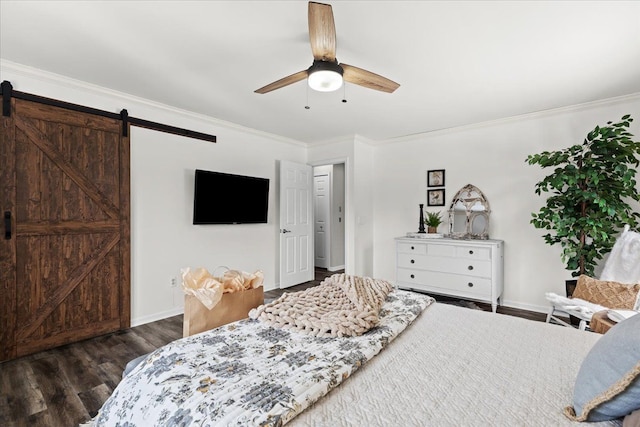 bedroom with ceiling fan, a barn door, dark hardwood / wood-style flooring, and crown molding