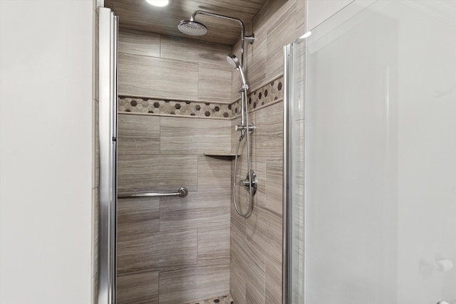 bathroom featuring a tile shower