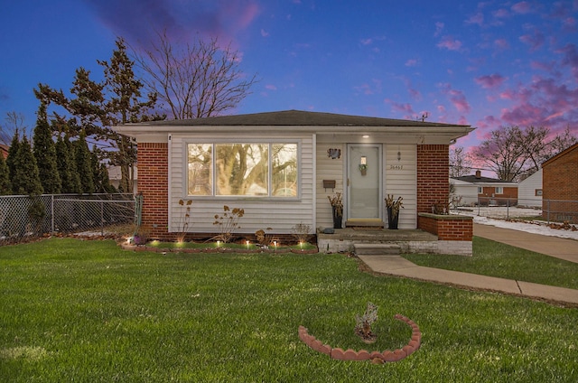 view of front of property featuring a yard