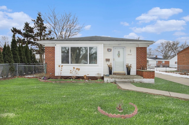 view of front facade featuring a front lawn