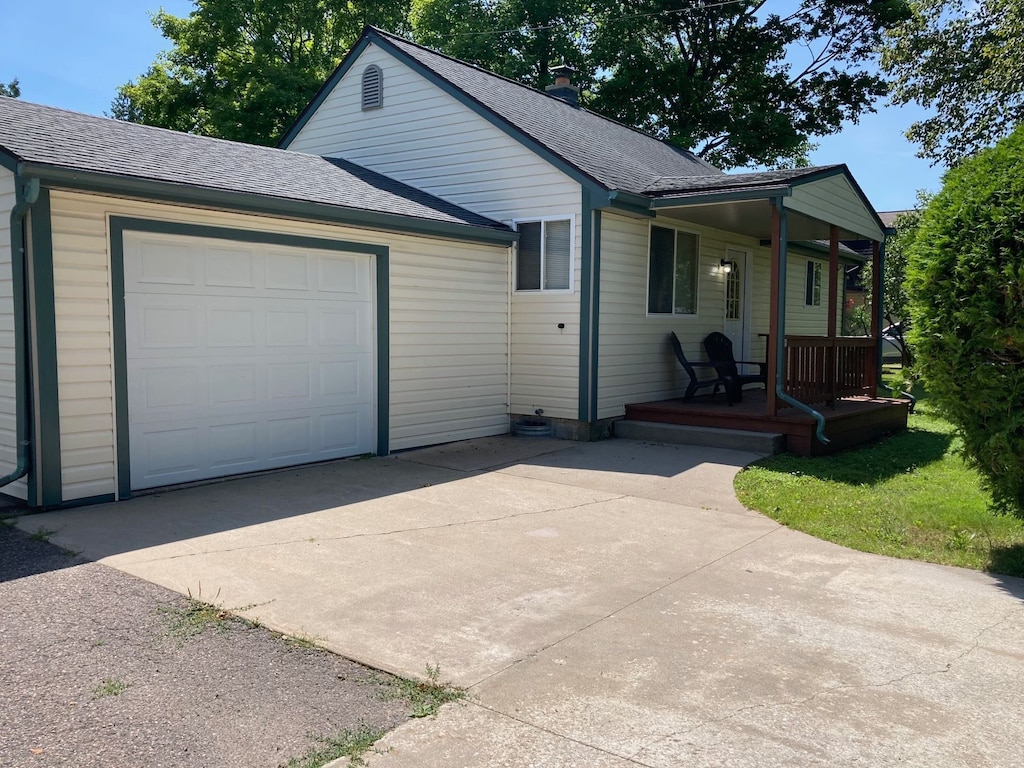 view of front facade featuring a garage and a porch