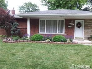 ranch-style home with a front yard