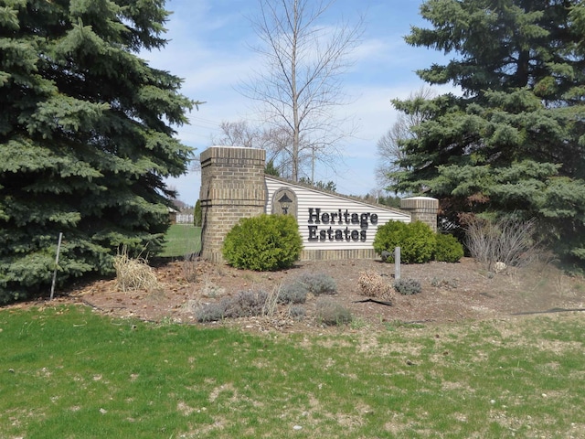 community / neighborhood sign featuring a lawn