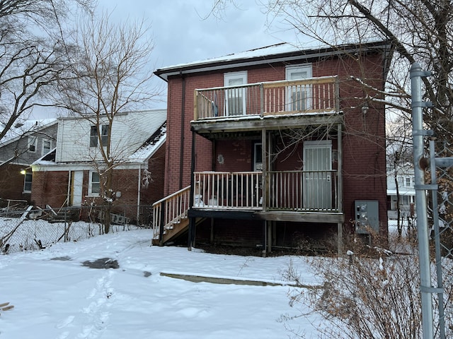 view of front of property featuring a balcony