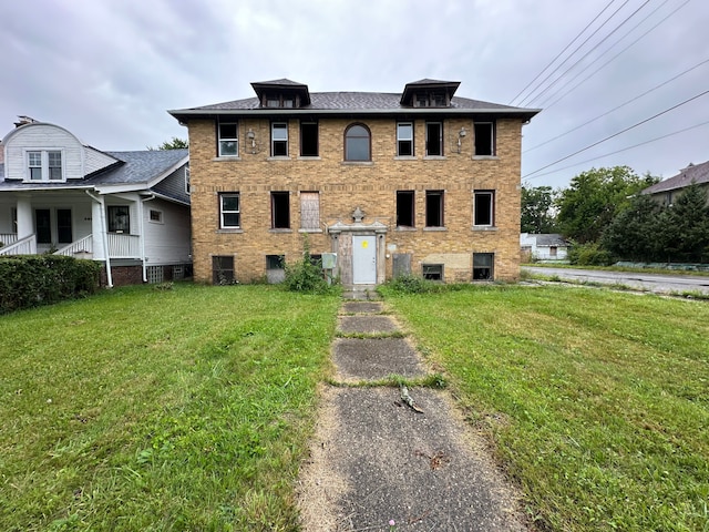 view of front of property with a front yard