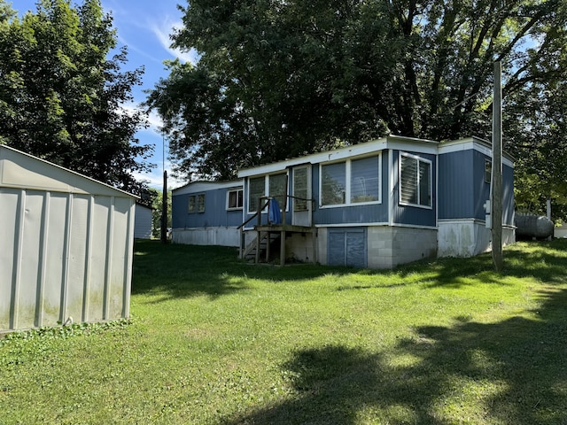 view of front of home featuring a front lawn