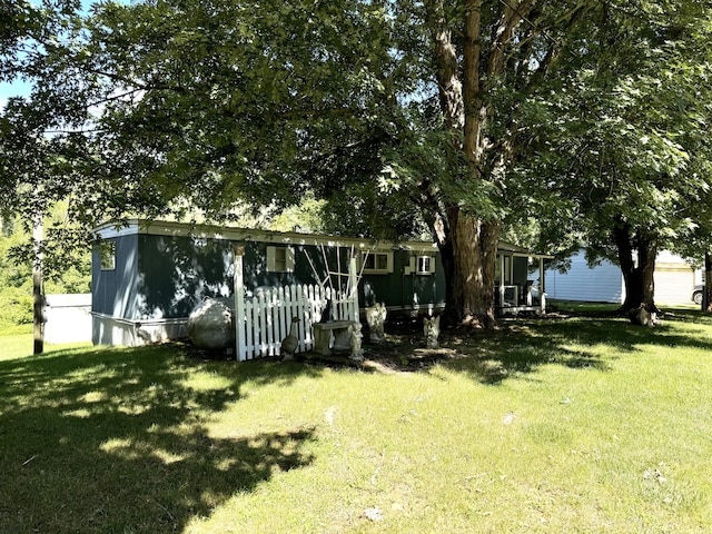 view of front of home featuring a front yard