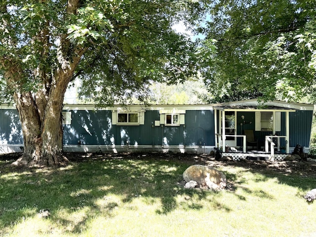 view of front of property with a front yard