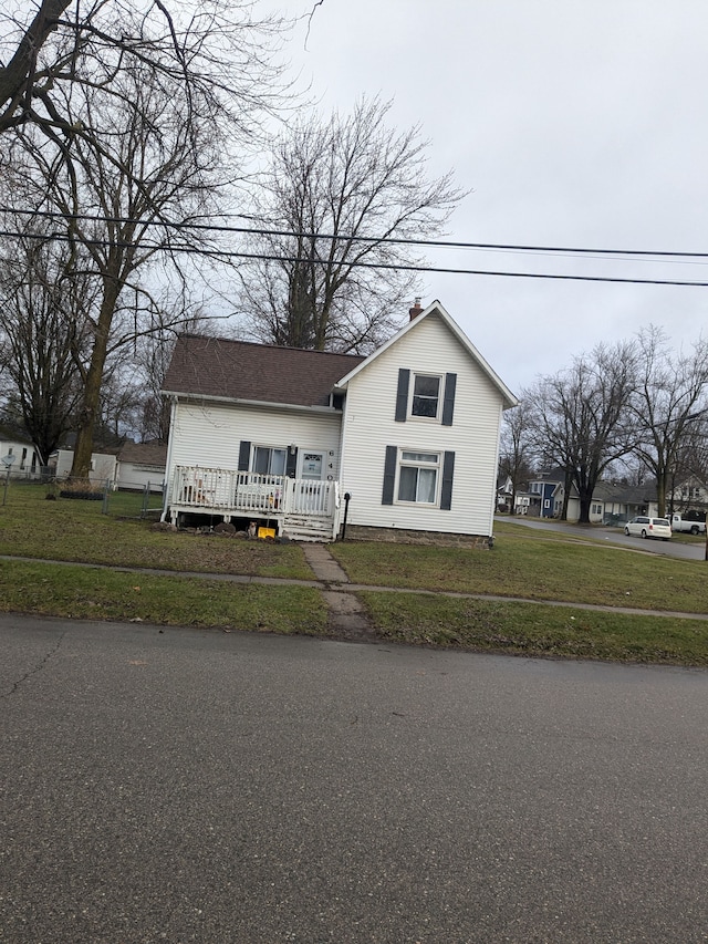 view of front of home featuring a front lawn