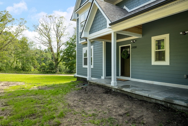 view of side of property featuring a lawn