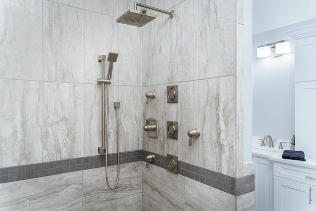 bathroom featuring a tile shower