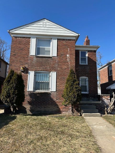 view of front of house with a front lawn