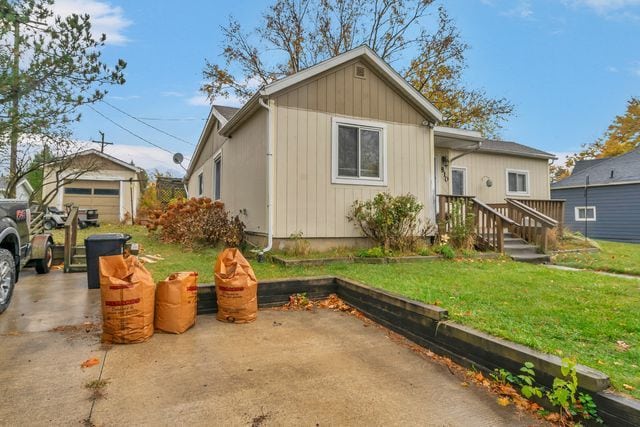 view of front of house featuring a garage and a front yard