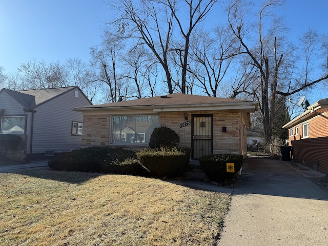 ranch-style house featuring a front lawn