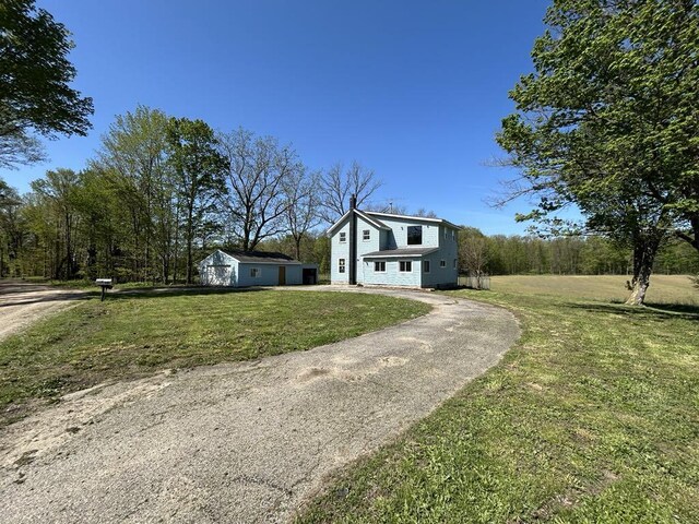 950 Herl Rd, Bronson, MI 49028 - view of front of property with a gambrel roof, driveway, a garage, and a front yard