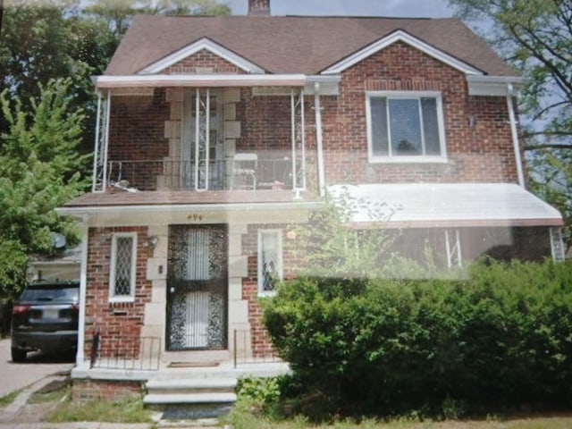 view of front of property featuring a balcony