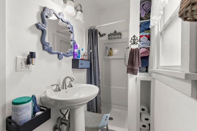 bathroom featuring a shower with shower curtain