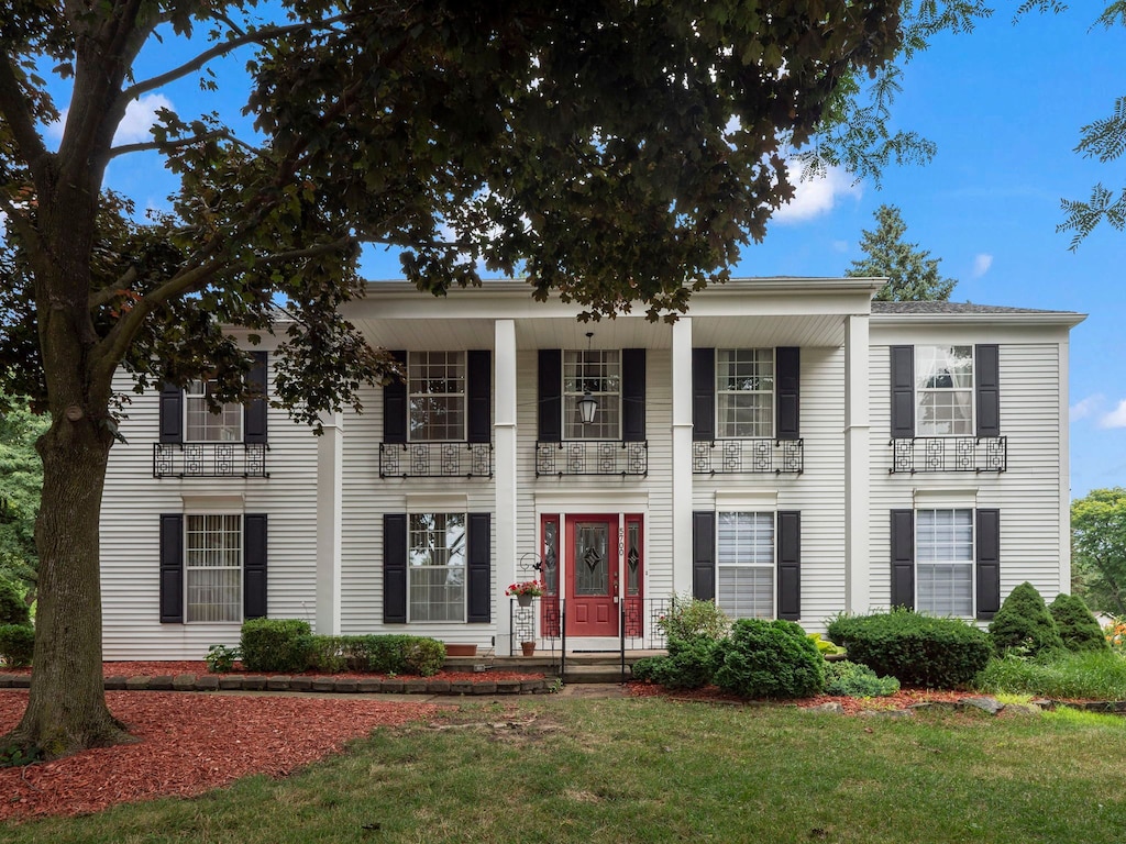 view of front of house featuring a front yard