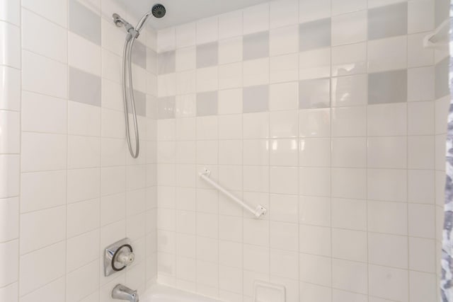 bathroom featuring shower / bath combo