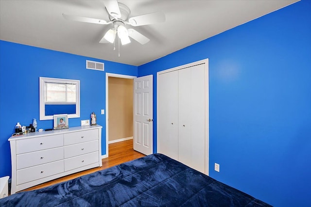 unfurnished bedroom featuring dark hardwood / wood-style flooring, ceiling fan, and a closet