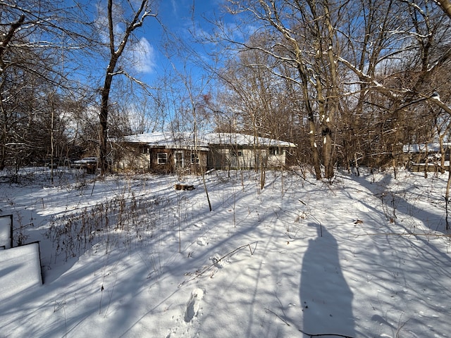 view of yard layered in snow