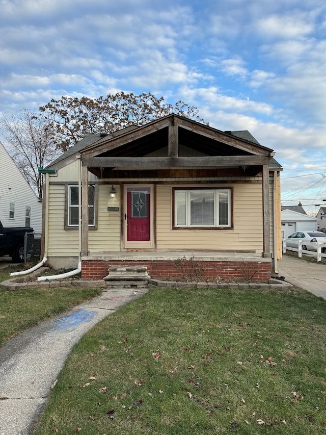 bungalow-style house featuring a front lawn