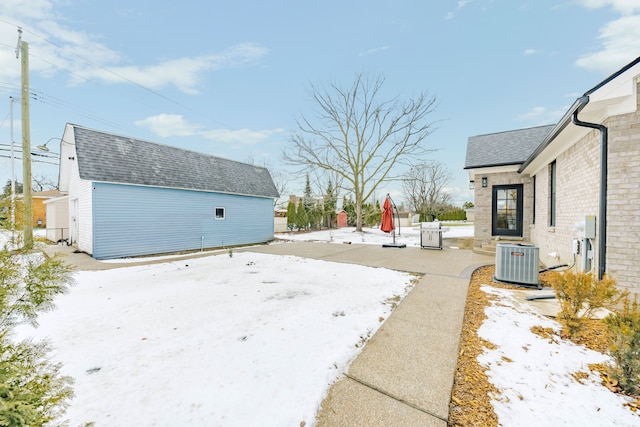 view of yard featuring cooling unit and an outdoor structure