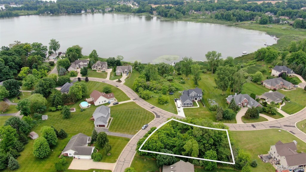 13042 Keweenaw Ct, Linden, MI 48451