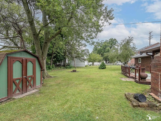 view of yard featuring a storage shed