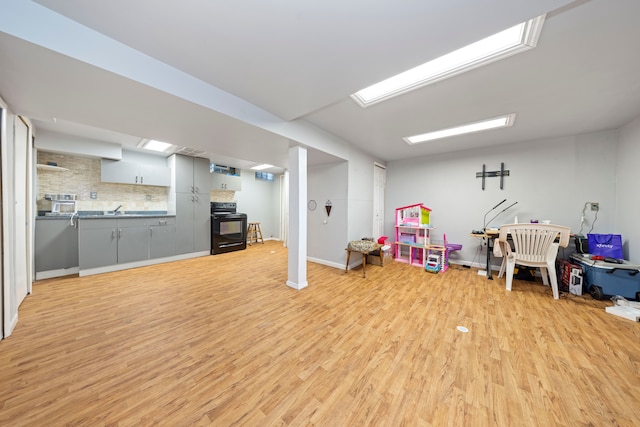 playroom with sink and light hardwood / wood-style flooring