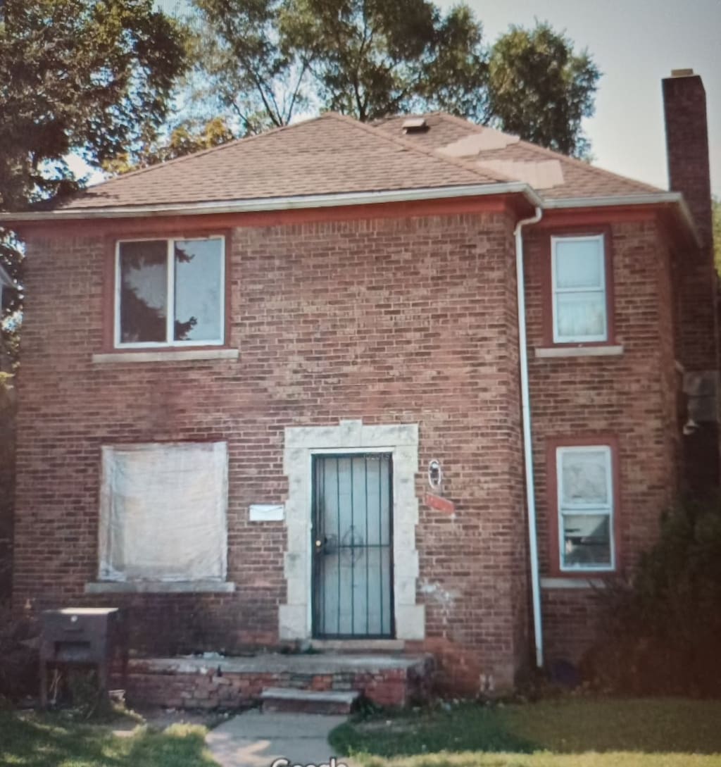 view of front of house featuring a front lawn