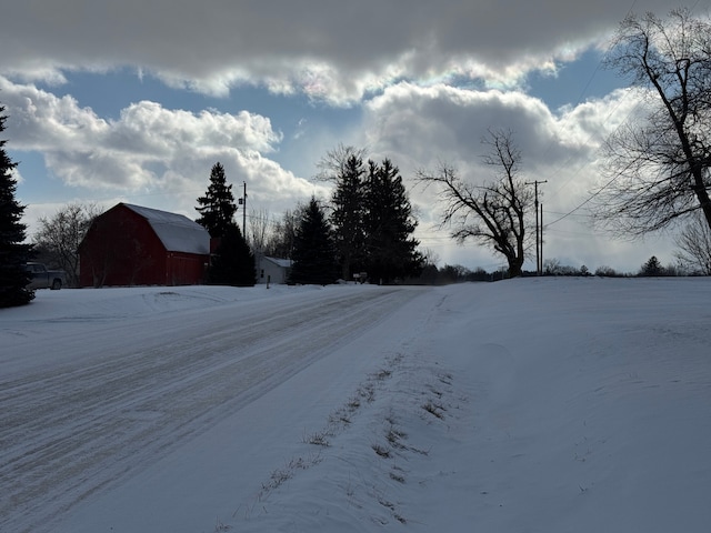 view of road featuring a barn