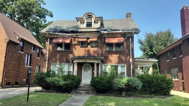 view of front facade featuring a front yard