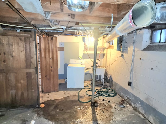 basement with washer / dryer and sink