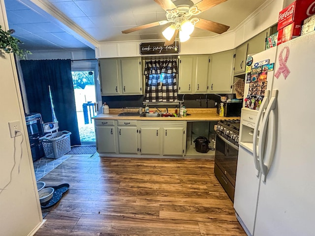 kitchen with ceiling fan, black gas stove, crown molding, dark wood-type flooring, and white fridge with ice dispenser