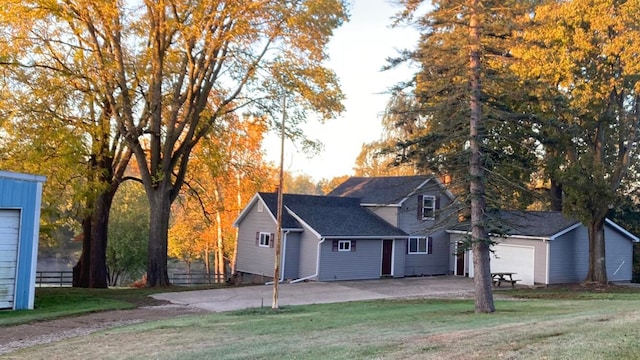 view of front of home featuring a front lawn