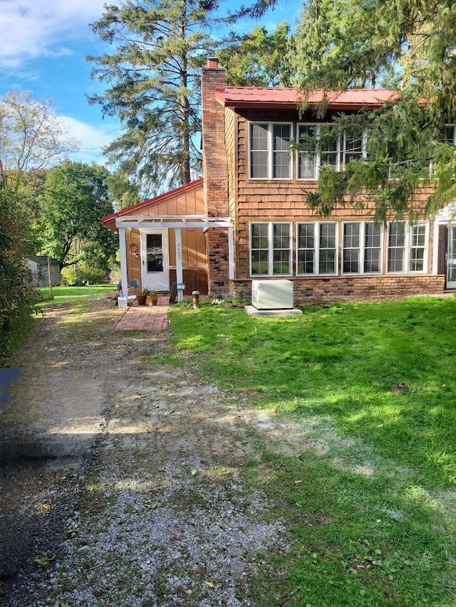 view of front of home featuring a front lawn