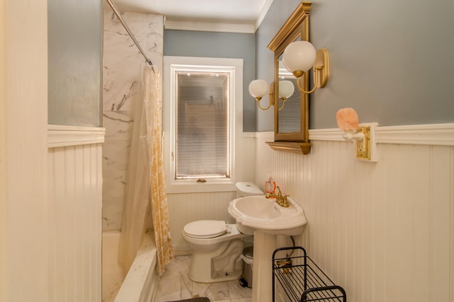 bathroom with toilet, ornamental molding, and shower / tub combo with curtain