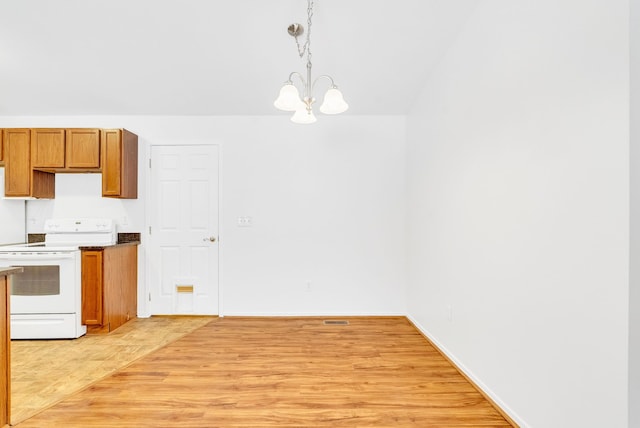 kitchen featuring electric stove, an inviting chandelier, decorative light fixtures, and light hardwood / wood-style floors