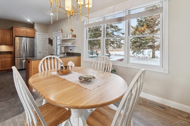 dining area with sink and an inviting chandelier