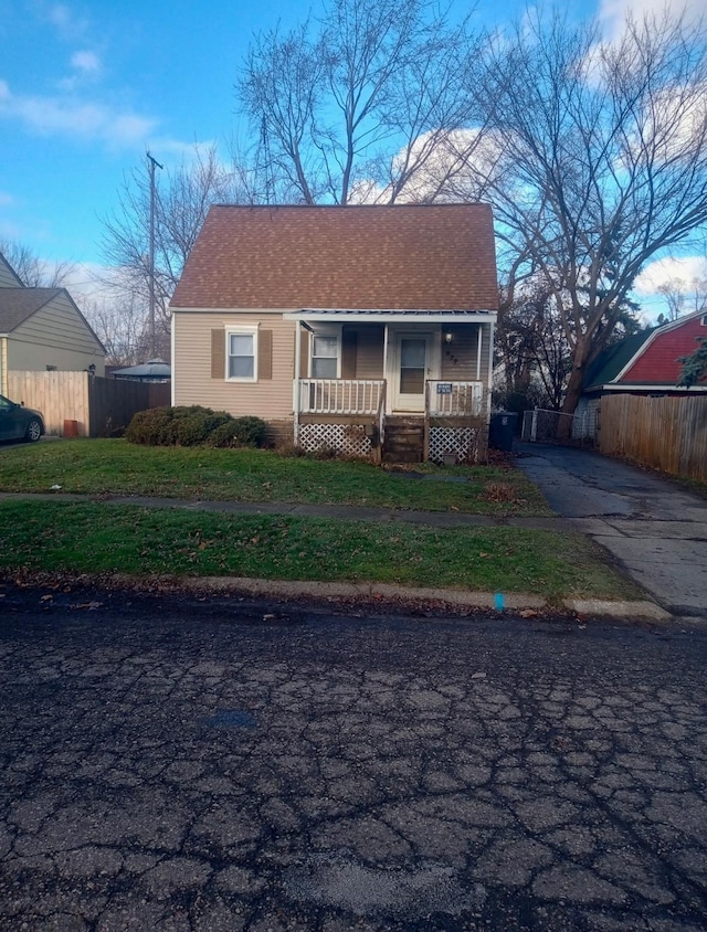 view of front of property featuring a front lawn and covered porch