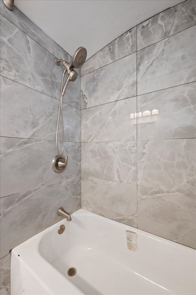 bathroom with tiled shower / bath