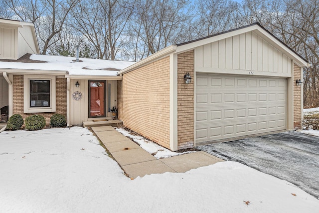 view of front facade with a garage