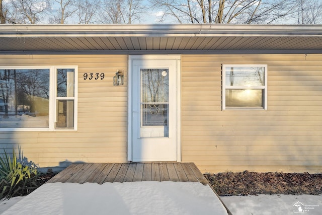 property entrance featuring a wooden deck