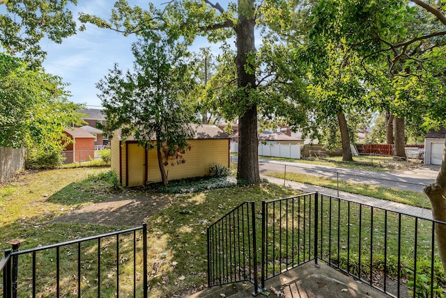 view of yard featuring an outbuilding