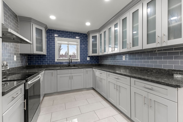 kitchen with sink, electric range, gray cabinetry, and tasteful backsplash